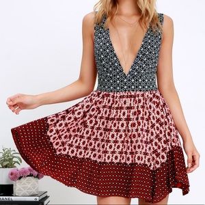 NWT LULUS LA VIE EN ROSES FLORAL DRESS